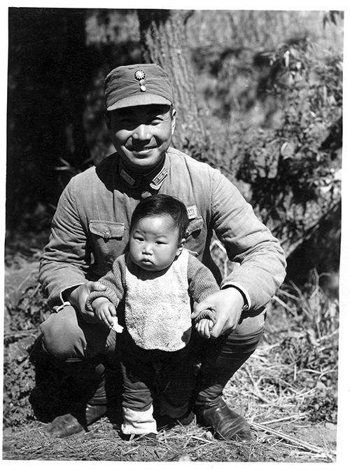One of the images, a soldier surnamed Li (李) and a small child, that is posted on the wall of the house, also in the Wozniak collection.