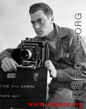 Selig Seidler with his camera during the Second World War