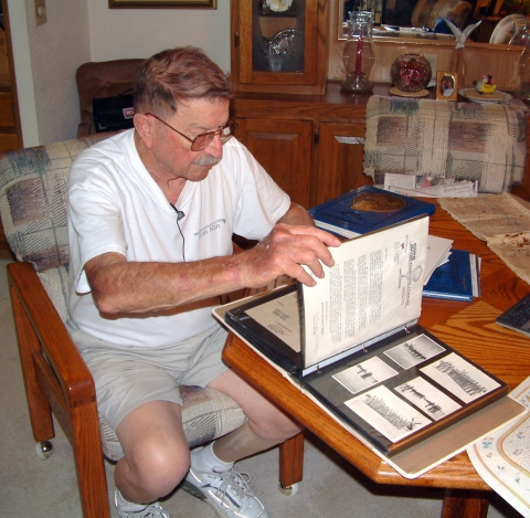 Stanley Mamlock sharing his stories with Remembering Shared Honor in 2003.