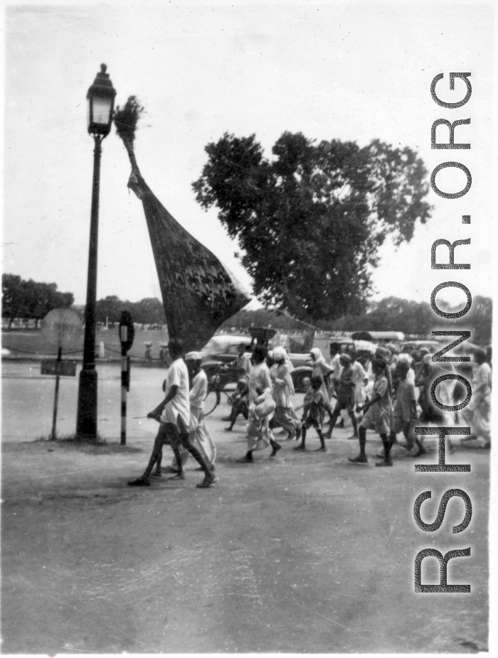 People with large banner marching in India, during WWII.
