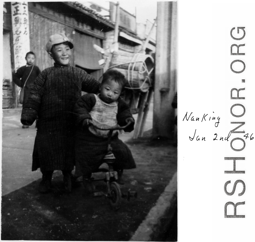 Kids on the street in Nanjing during WWII, January 2nd, 1946.