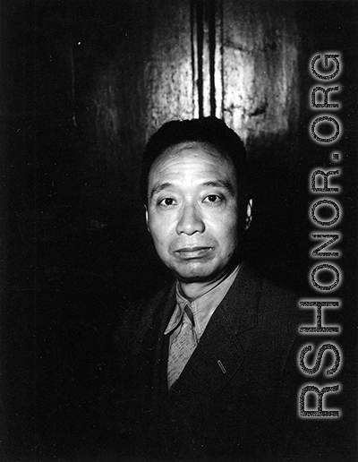 KMT civilian official at rally poses for portrait shot. This should be An Zefa (安则法), a highly educated official who had a number of roles in Yunnan during WWII.