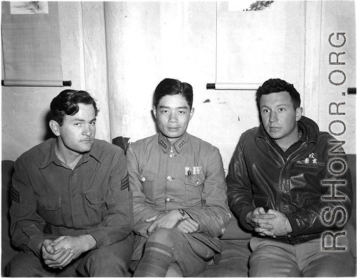 American soldiers pose with Chinese officer at the rally. On the right is Maj Richard D. Day (李察戴), who was commander of 491st Bombardment Squadron's 19th Liaison Squadron from April 26, 1943, to Sept 1944.
