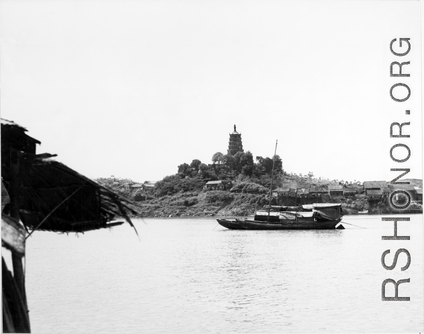 A historical image of the Laiyan Pagoda  (来雁塔) at Hengyang, taken on July 29, 1943, and little different from the modern appearance