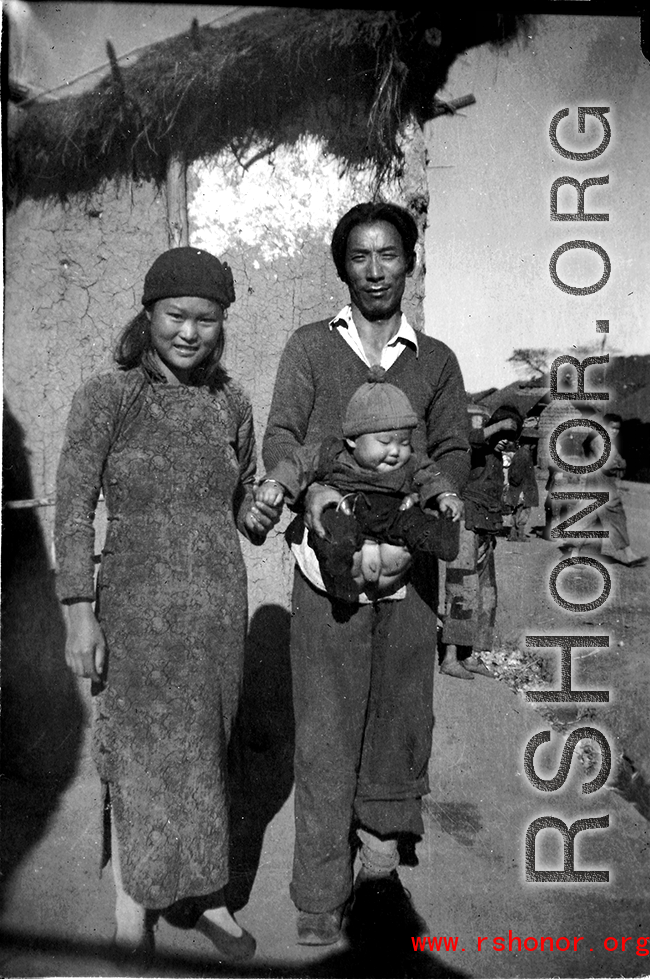A couple with their young baby boy, probably at Yangkai (Yangjie), in Yunnan province.