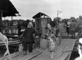 People crossing the floating bridge at Liuzhou during WWII.