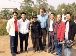 Researchers, government officials, media, and eyewitnesses near the site of Haynes' remains, in Hengyang, Hunan, China.
