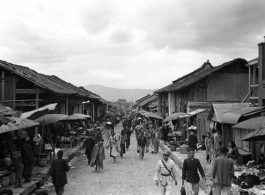 A main market street in the town on Pouschan (now Baoshan 保山市) in Yunnan, along the Ledo/Burma Road in 1945.