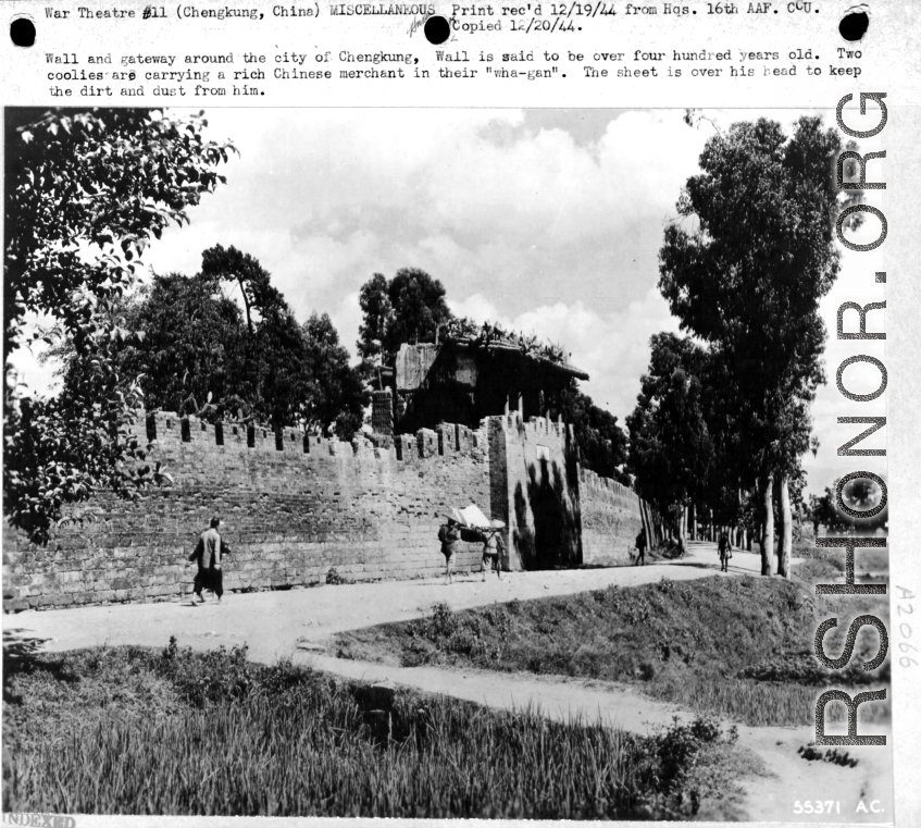 A section of city wall and gate to Chenggong (Chengkung), possibly going back to the final days of the Ming Dynasty, 400 years before. Two Chinese men carry a wealthy Chinese merchant on a “hua-gan" (滑竿) pole chair.