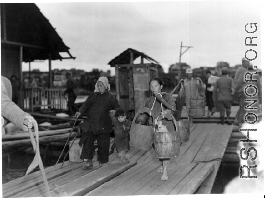 People crossing the floating bridge at Liuzhou during WWII.