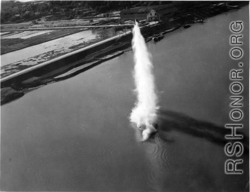 A solitary bomb falls from low altitude in a river, mostly during a run on a bridge, and most likely in French Indochina. During WWII.