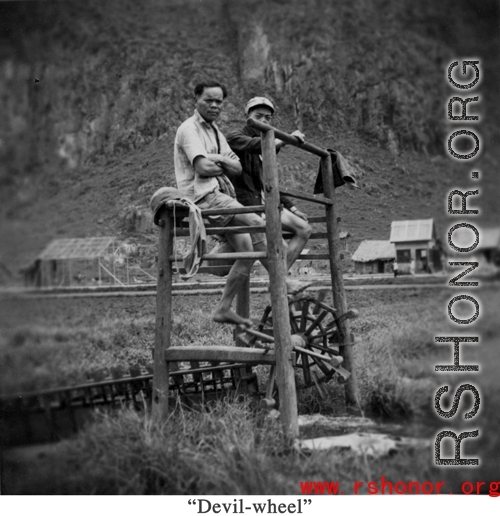 Pumping water into rice fields in Guangxi province with a "devil-wheel".