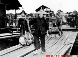 People crossing the floating bridge at Liuzhou during WWII.